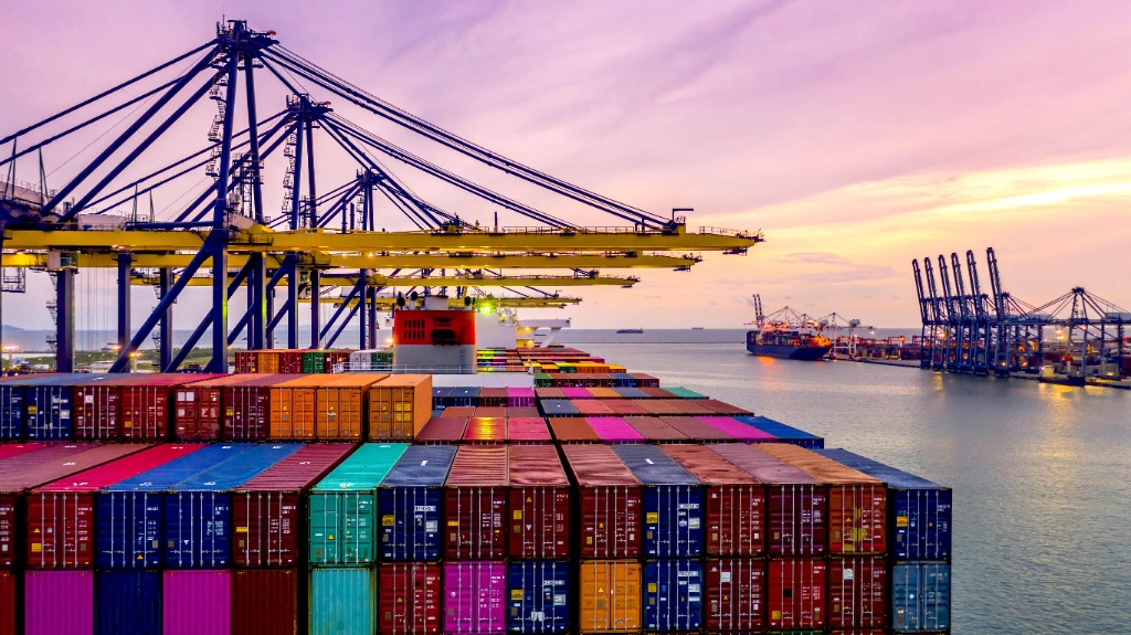Contenedores de importación en el puerto